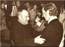 Monse&ntilde;or Bocanegra felicitando a M. Reckling 
        despu&eacute;s de una actuaci&oacute;n en 1971 